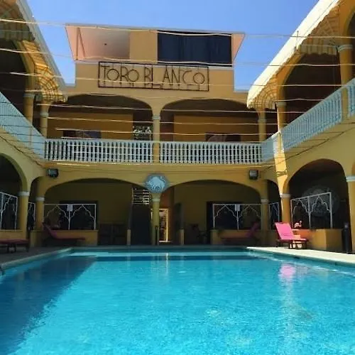 Toro Blanco Apartahotel Coco